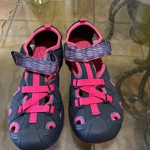 New never worn size 2 girls Merrill hydro sandals.